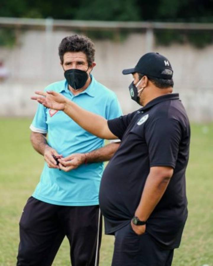 Extraña las canchas: así fue captado el entrenador Héctor Vargas en su visita a prestigiosa academia sampedrana