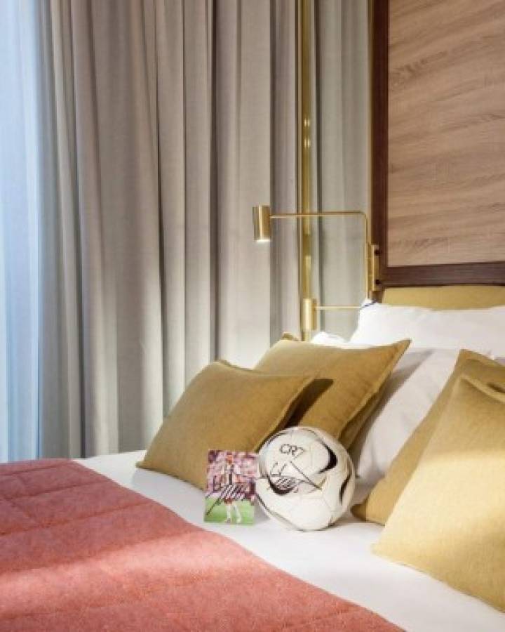 Con regalos en cama: El lujoso hotel de Cristiano Ronaldo en Madrid de 15 millones de euros