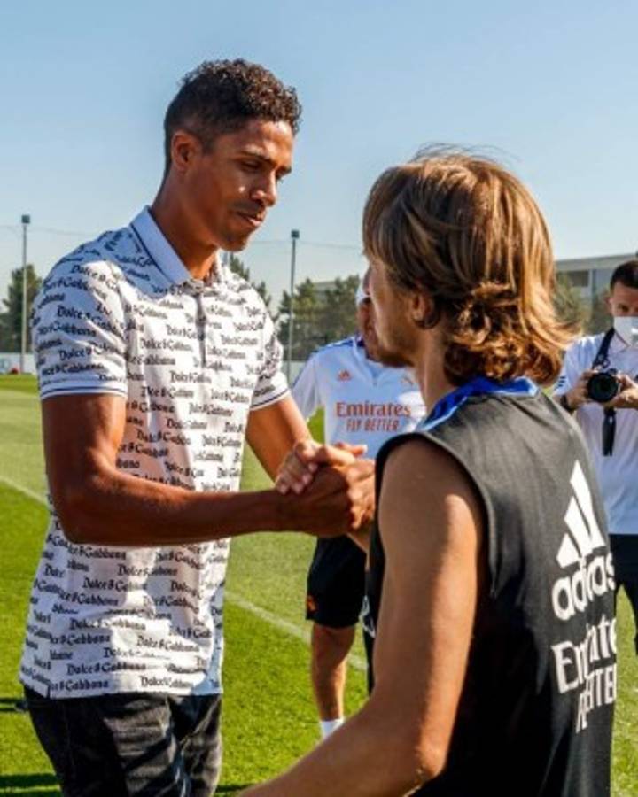 Entre lágrimas, emotivo discurso y abrazos: Así fue la despedida de Varane del Real Madrid