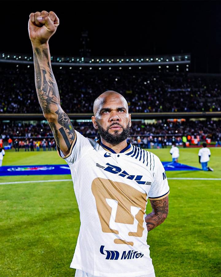 Así fue el debut de Dani Alves con los Pumas en la Liga MX: Su primer “Goya”, estadio lleno y asistencia de gol