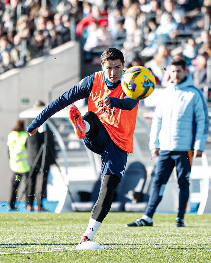 Real Madrid entrena a puerta abierta: Vinicius recibe premio y futbolista sorprende al entrenar después de un año sin jugar