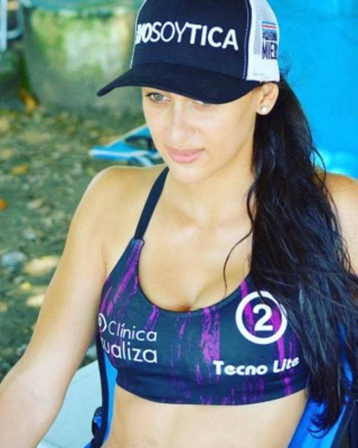 Gloriana Miranda, la hermosa voleibolista tica que enamora en cada juego
