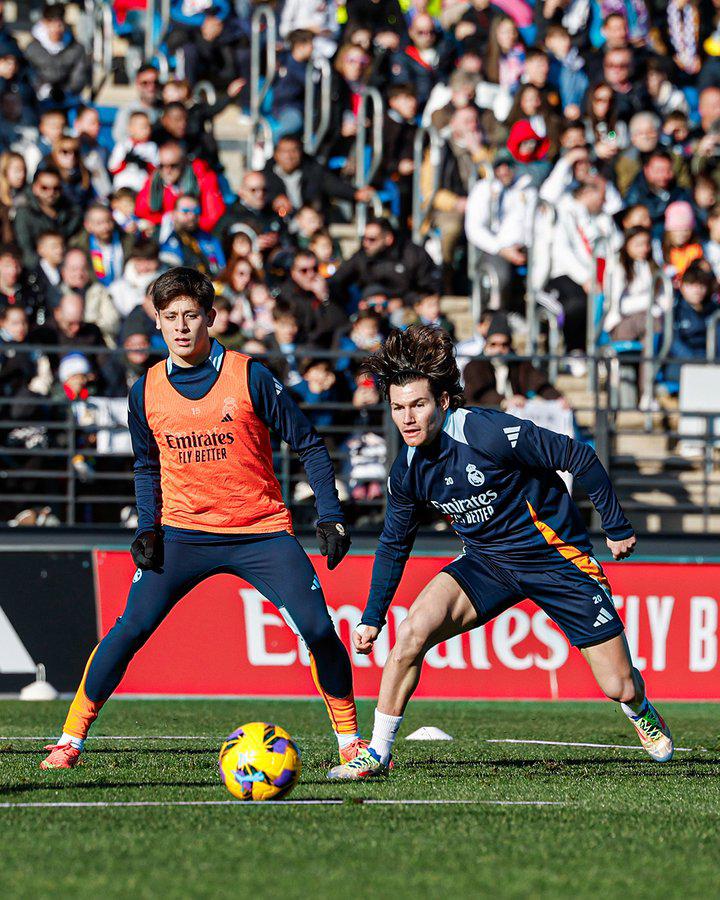 Real Madrid entrena a puerta abierta: Vinicius recibe premio y futbolista sorprende al entrenar después de un año sin jugar