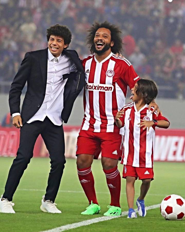 El nuevo dios del Olimpo: la brutal presentación de Marcelo con el Olympiacos de Grecia y bailando junto con sus hijos