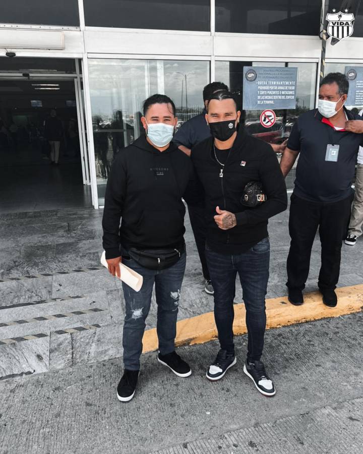 Así ha sido el primer día del mexicano ‘Gullit’ Peña en Honduras: ya se puso la roja del Vida, el dorsal que lucirá y su promesa