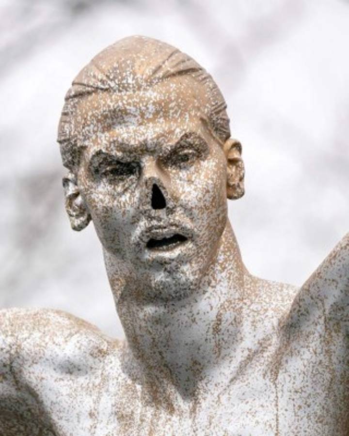 No paran: La estatua de Ibrahimovic sufre nuevo vandalismo y esta vez le cortan la nariz   