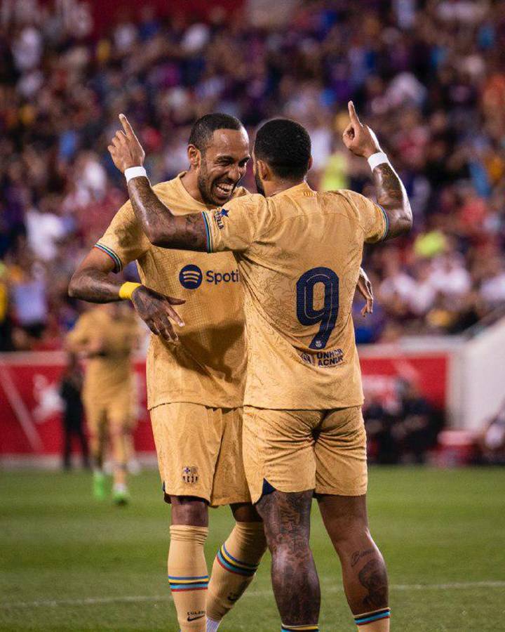 NO SE VIO EN TV: El altercado por la camisa de Piqué, Depay se rehúsa a irse y los hondureños fieles al Barcelona