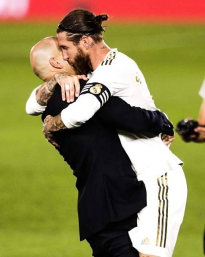 El beso a Zidane y a la Copa: Locura en la celebración del Real Madrid tras quedarse con el título de LaLiga