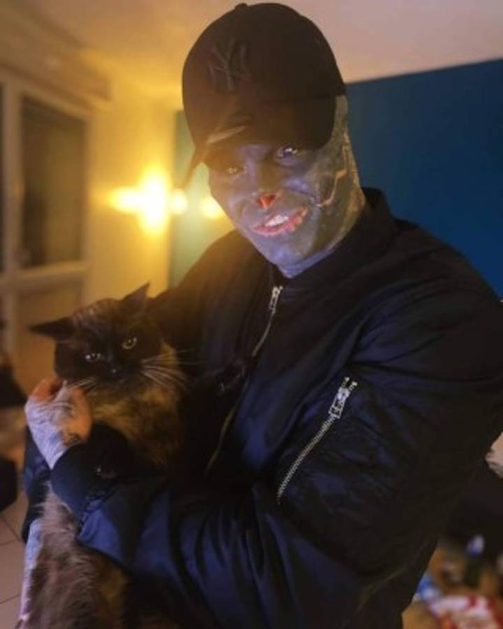 La impactante y aterradora transformación física de un fisiculturista que desea ser un ''extraterrestre negro''