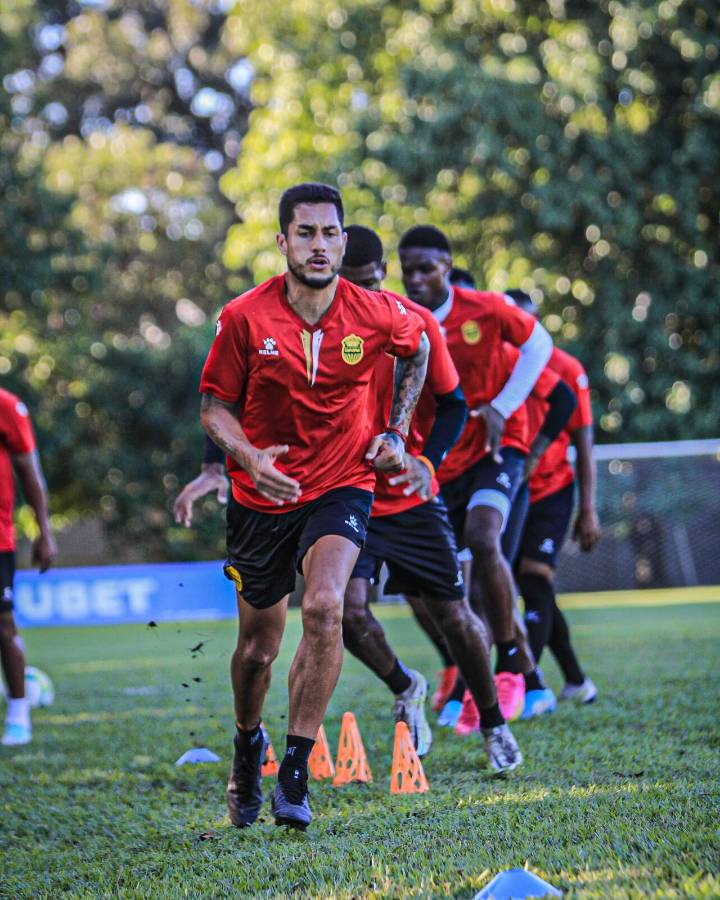 Tres hondureños y dos de la élite sudamericana: los futbolistas debutantes en la Liga Nacional en el Clausura 2024