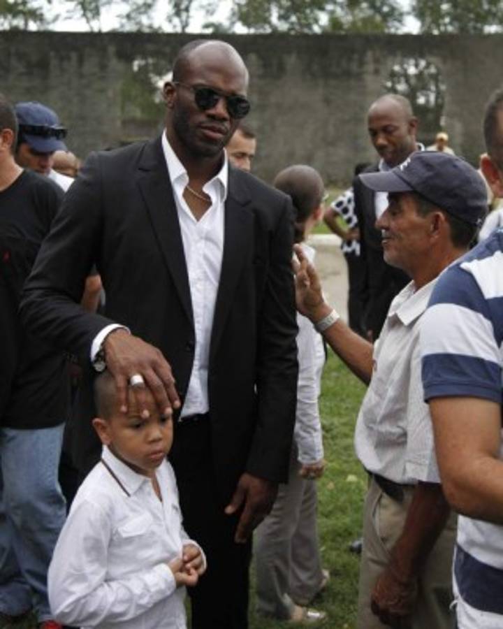 Así fue el sufrimiento de David Suazo y su familia en el último adiós a su padre