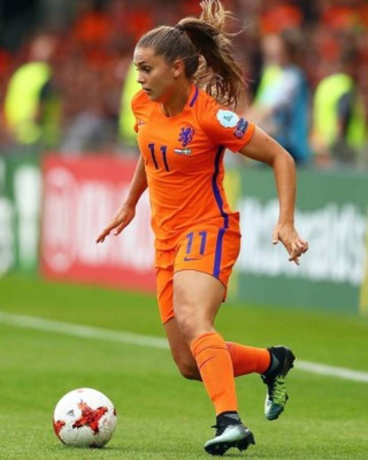 Lieke Martens, la guapa jugadora del Barcelona que fue MVP de la Champions