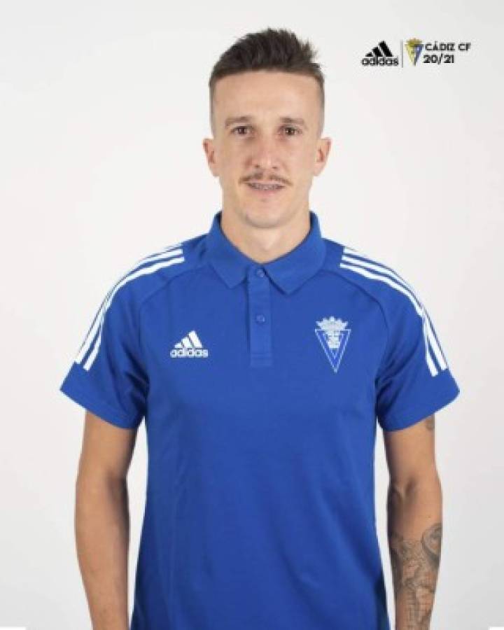 Antony Lozano modela la hermosa y nueva indumentaria de Cádiz para la temporada 2020-2021 en LaLiga