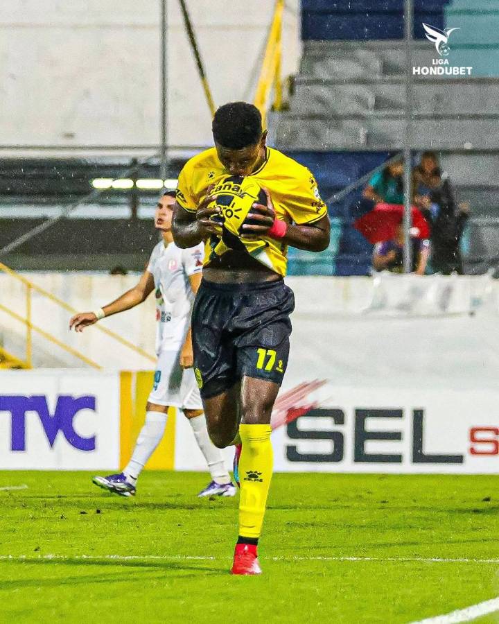 La polémica jugada de Olimpia que reclama Patón, diluvios en los estadios y las bellas modelos que se mojaron en Choluteca