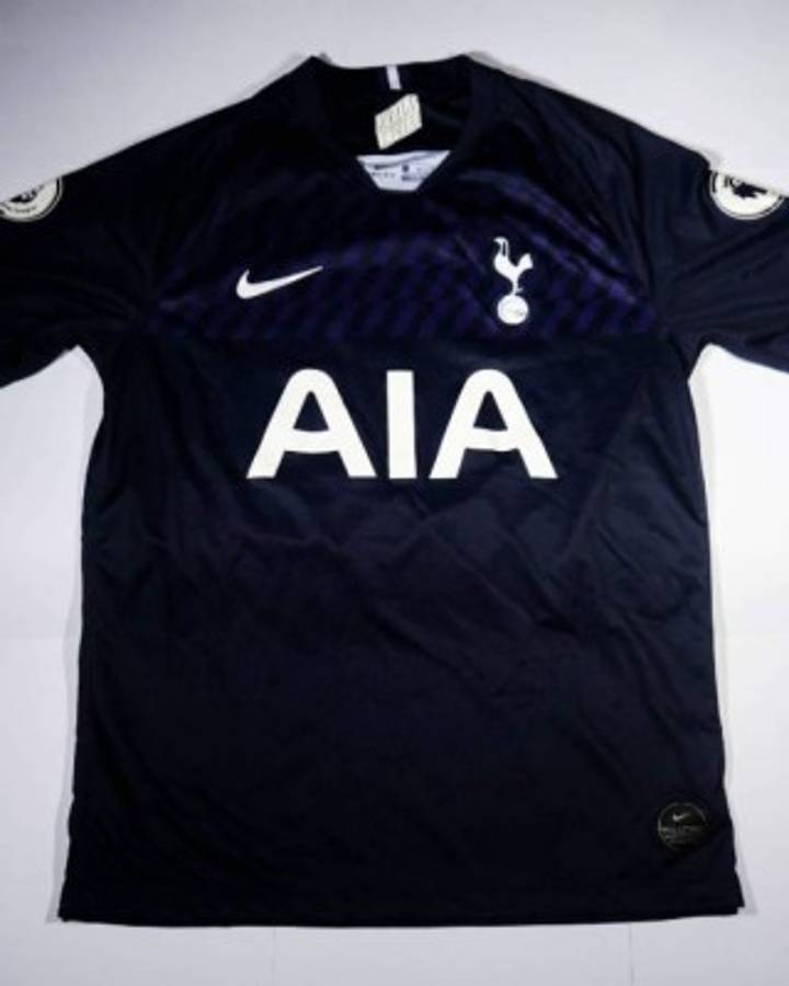 Las camisas de lujo que han donado los legionarios para ayudar a jugadores de la Liga de Ascenso