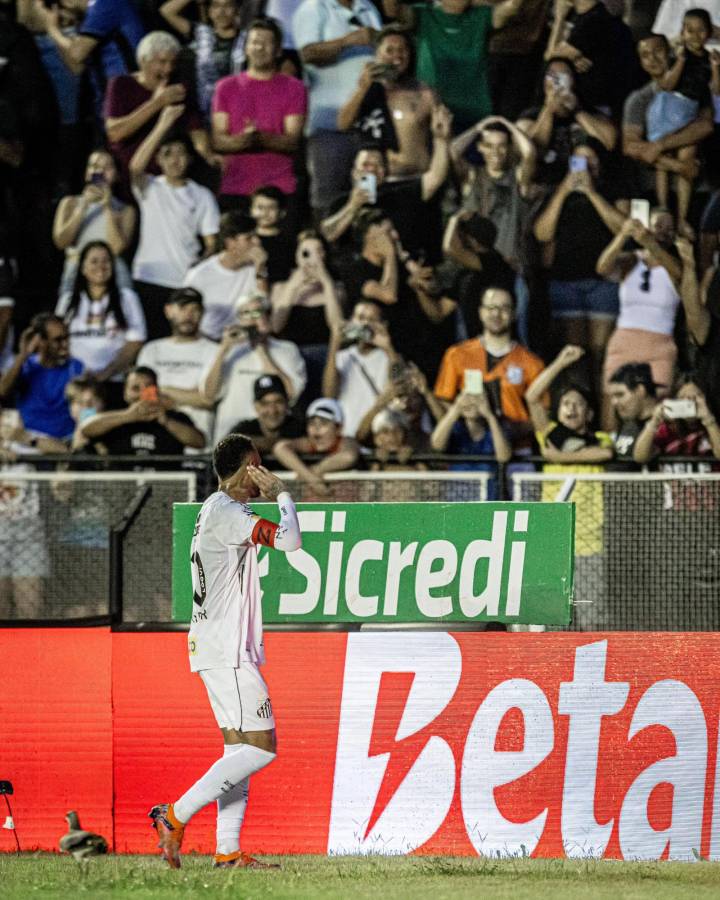 El show de Neymar con el Santos de Brasil: golazo olímpico, asistencias y festejó como Cristiano Ronaldo