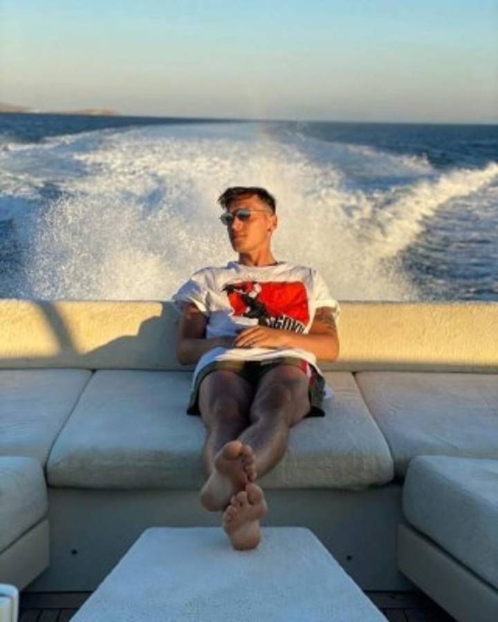 Así son las vacaciones de los mejores futbolistas del mundo: Yates de lujo y mujeres hermosas