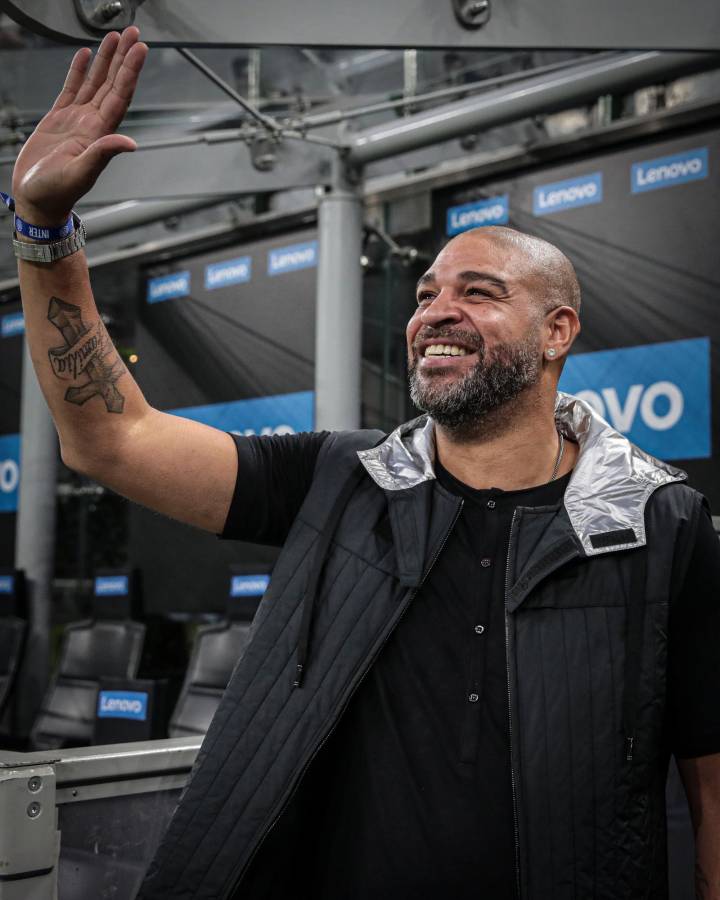 ¡Al borde de las lágrimas! Así fue el regreso de Adriano a Italia para ver el Inter vs Milan ¿Y esa chica?