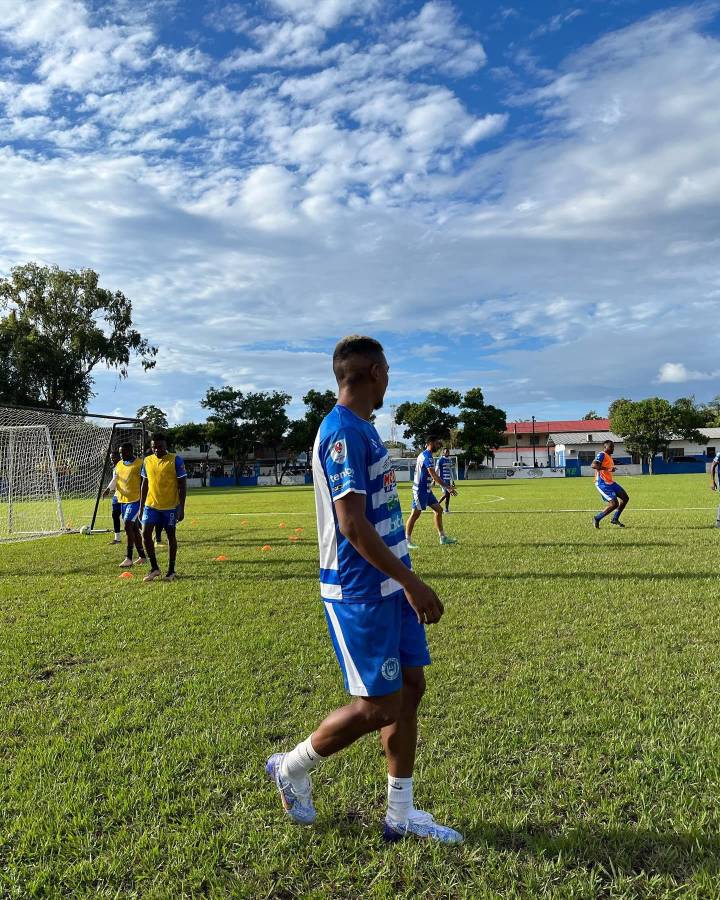 Fichajes Honduras: deja la fábrica y ficha en Primera, duro revés al Real España y la nueva “novia” de Alexy Vega