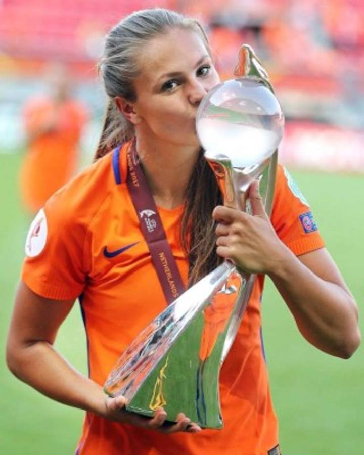 Lieke Martens, la guapa jugadora del Barcelona que fue MVP de la Champions