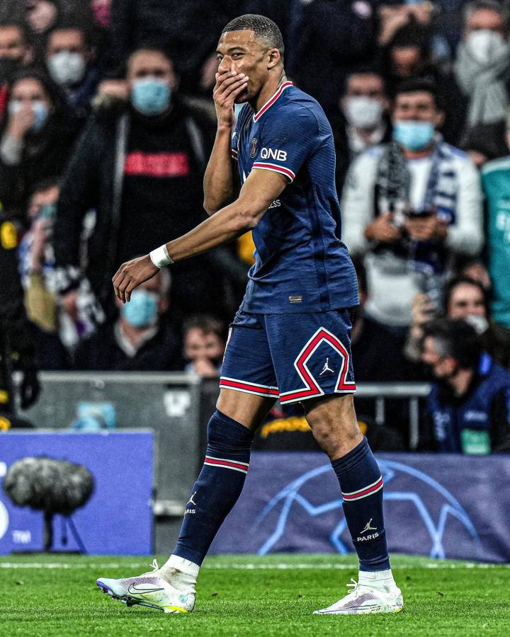 FOTOS: Messi totalmente hundido, Alaba consuela a Mbappé y el tremendo beso de Benzema a Vinicius tras eliminar al PSG