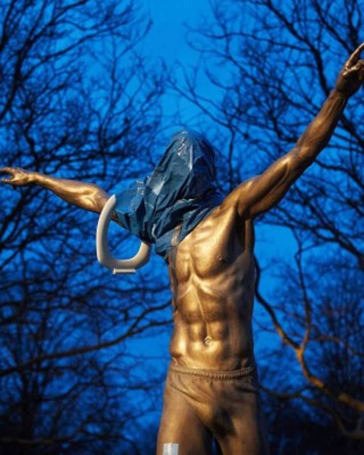 No paran: La estatua de Ibrahimovic sufre nuevo vandalismo y esta vez le cortan la nariz   