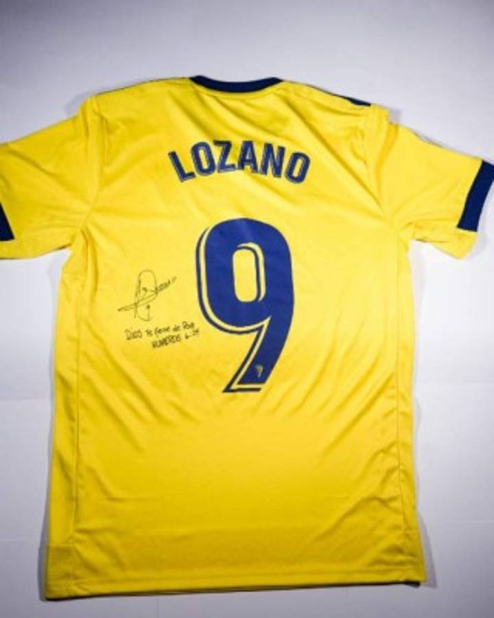 Las camisas de lujo que han donado los legionarios para ayudar a jugadores de la Liga de Ascenso