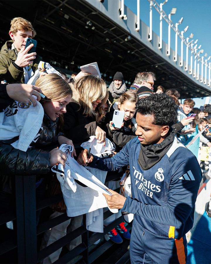 Real Madrid entrena a puerta abierta: Vinicius recibe premio y futbolista sorprende al entrenar después de un año sin jugar