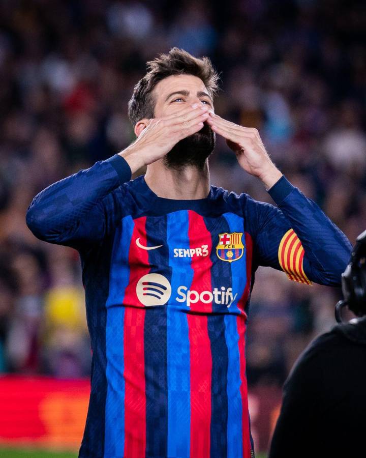 Con sus hijos, entre lágrimas y hasta le llevaron flores: la última noche de Piqué como jugador del Barcelona en el Camp Nou