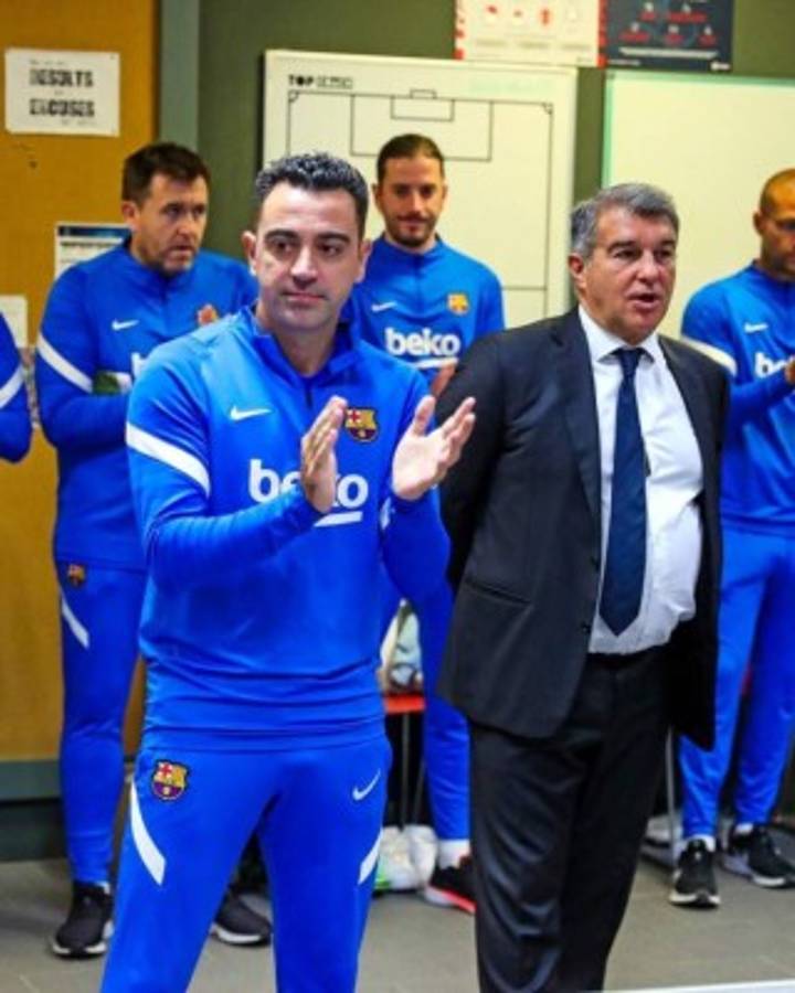 Dando el ejemplo: así fue el primer día de Xavi Hernández como entrenador del Barcelona y su bienvenida