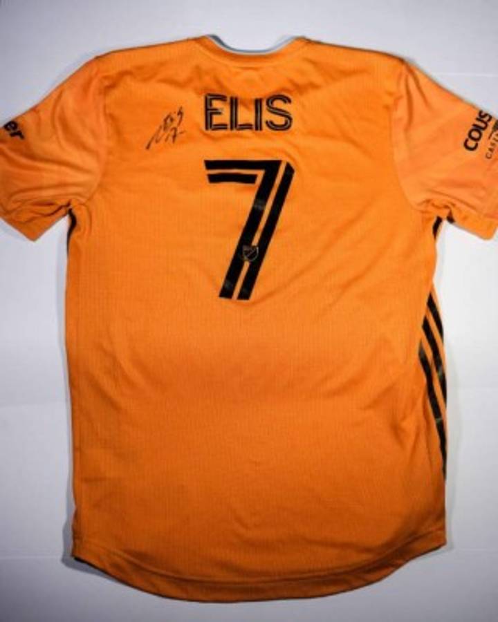 Las camisas de lujo que han donado los legionarios para ayudar a jugadores de la Liga de Ascenso