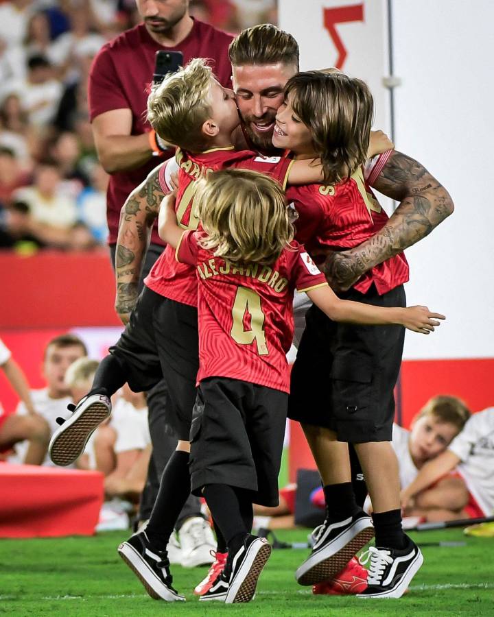 Así fue la emotiva presentación de Sergio Ramos con Sevilla: Sorpresivo mensaje de Modric, motivo de su llanto y Pilar Rubio deslumbra