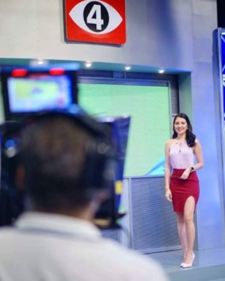 La bella periodista deportiva hondureña que anima a la H, pero que también es hincha de El Salvador