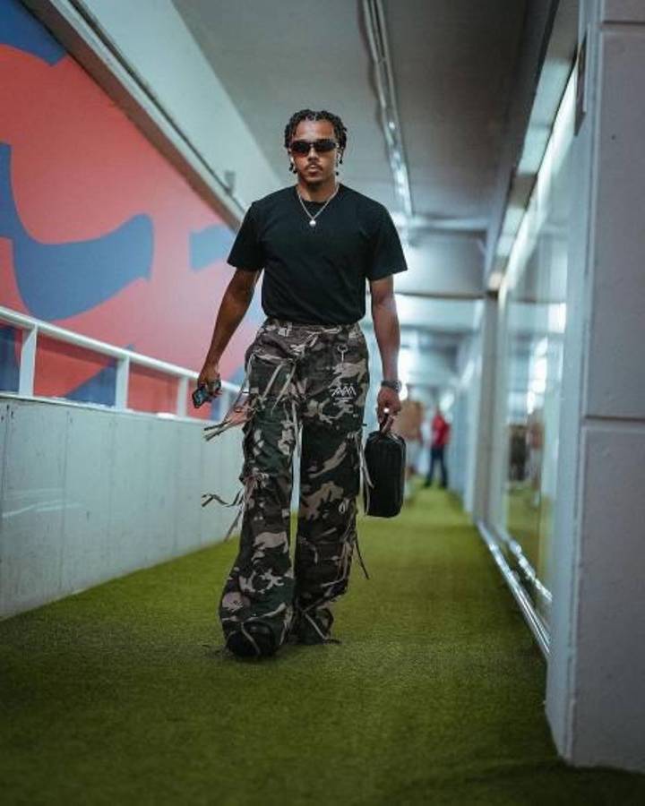 Jules Koundé causa revuelo: así son todos los excéntricos looks del futbolista de Barcelona que siempre está a la moda