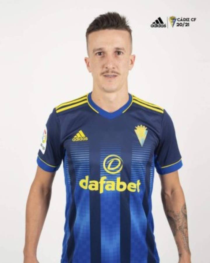 Antony Lozano modela la hermosa y nueva indumentaria de Cádiz para la temporada 2020-2021 en LaLiga