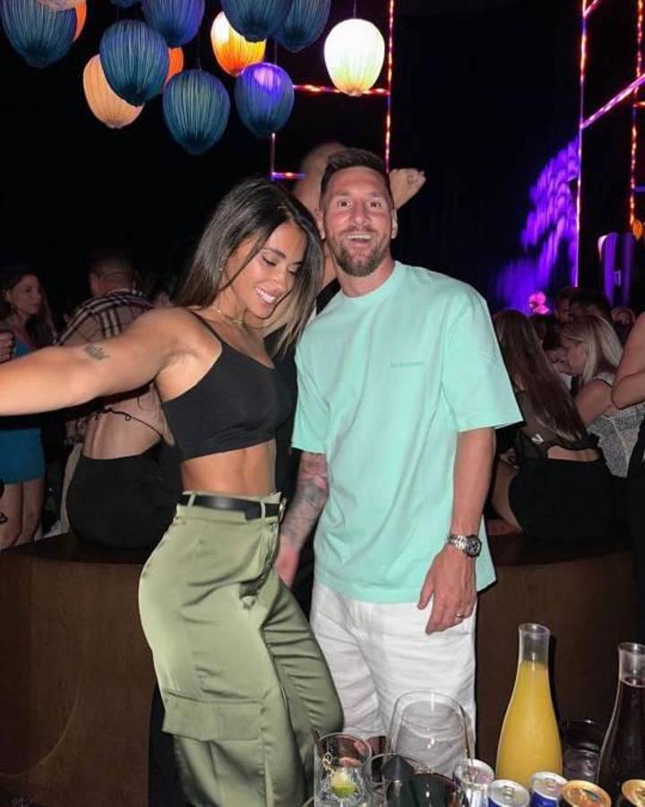 ¿Qué hacia Messi? El despampanante nuevo look de Antonela, el collar de lujo y así fue captada con la novia de J Balvin