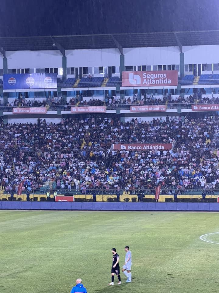 Afición hondureña comparte las mejores fotografías que le tomó a Messi en el estadio Olímpico de San Pedro Sula