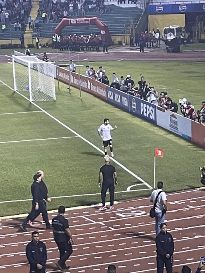 Afición hondureña comparte las mejores fotografías que le tomó a Messi en el estadio Olímpico de San Pedro Sula