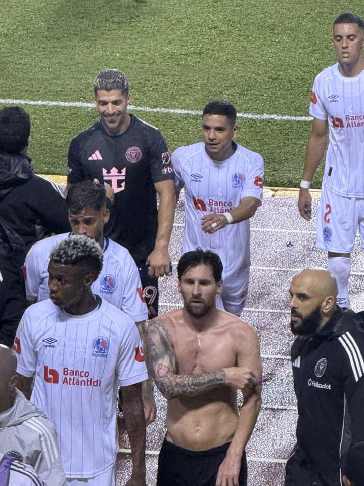 Afición hondureña comparte las mejores fotografías que le tomó a Messi en el estadio Olímpico de San Pedro Sula