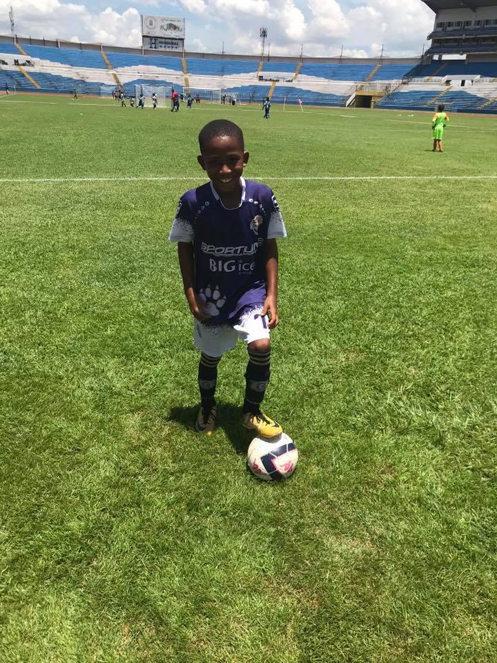 Mike Arana: Creció en barrio violento, jugará con futbolista que admira y lloró con la convocatoria de Honduras