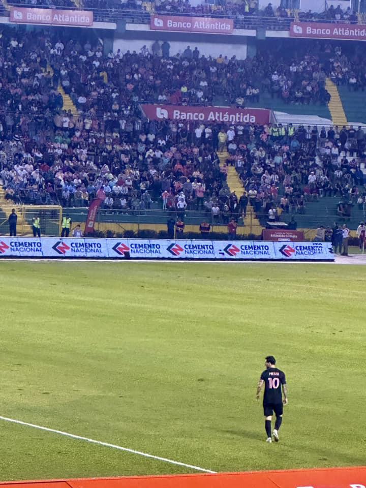 Afición hondureña comparte las mejores fotografías que le tomó a Messi en el estadio Olímpico de San Pedro Sula