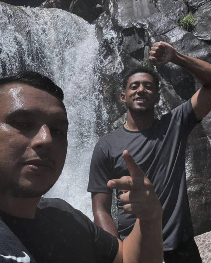 Choco Lozano se divierte con su bella pareja: Así son las vacaciones del hondureño previo a definir su futuro