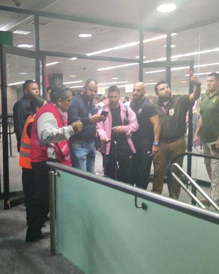 “Sin ayuditas Messi”: Así recibieron al crack del Inter Miami en México; un niño sorprendió con su pancarta