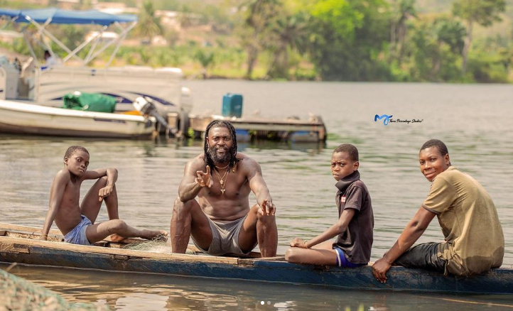 Estuvo en Real Madrid, planeó su muerte y la pandemia lo retiró: la nueva y sorprendente vida de Emmanuel Adebayor