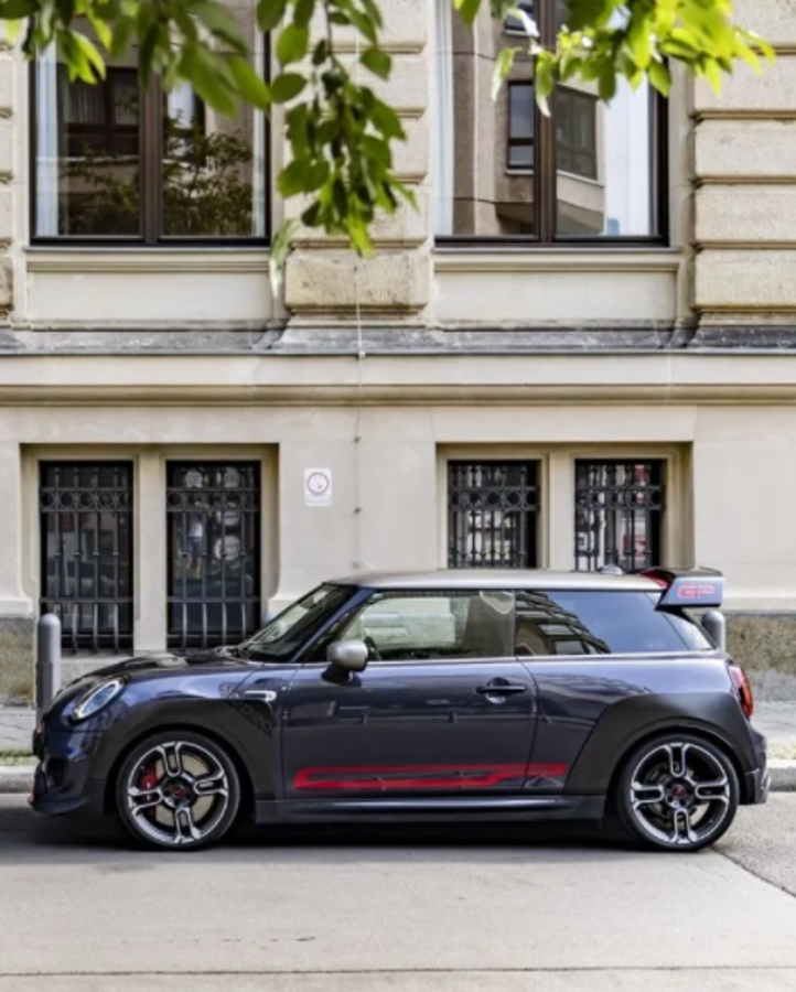 El ‘‘modesto’’ regalo que Messi le dio a su esposa en París: ¿cuánto cuesta el auto eléctrico que maneja Antonela Roccuzzo?