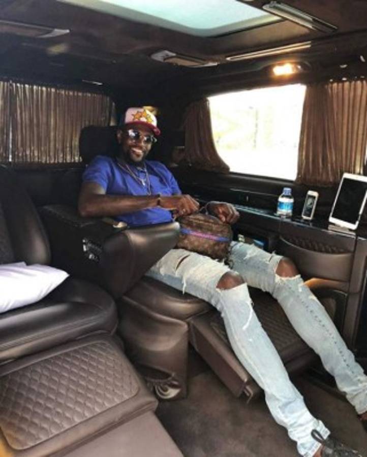 Hasta duerme con ellos: La increíble flota de autos de Emmanuel Adebayor