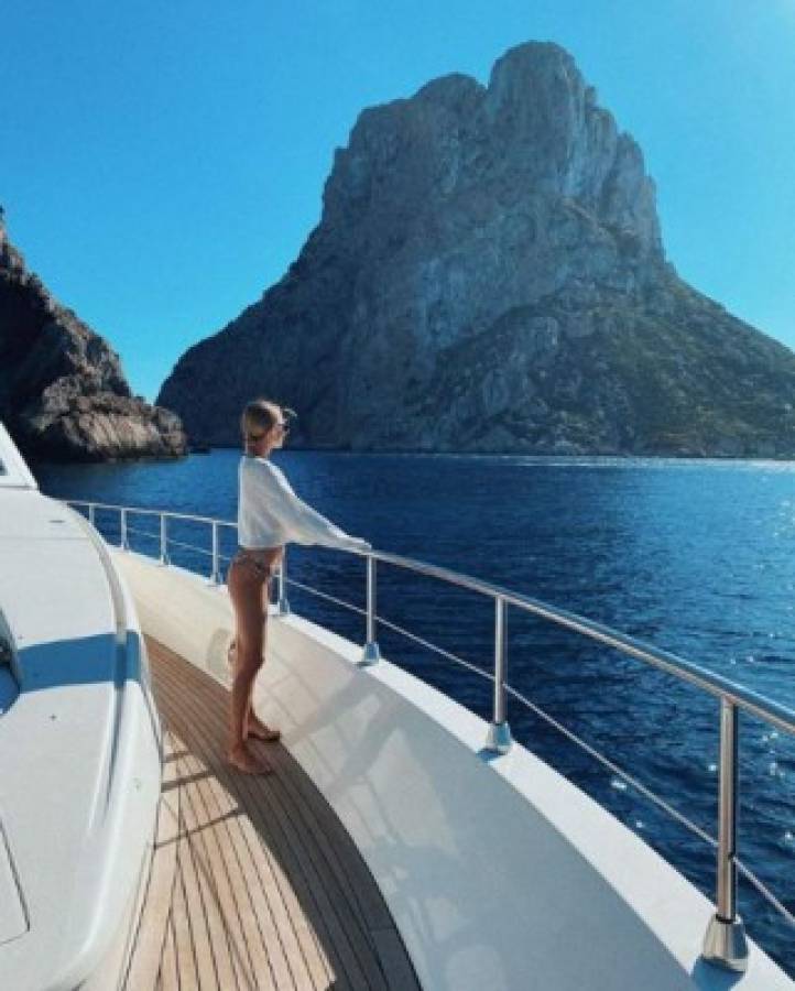 La supermodelo que sale con Marco Reus deslumbra en sus vacaciones a bordo de un yate