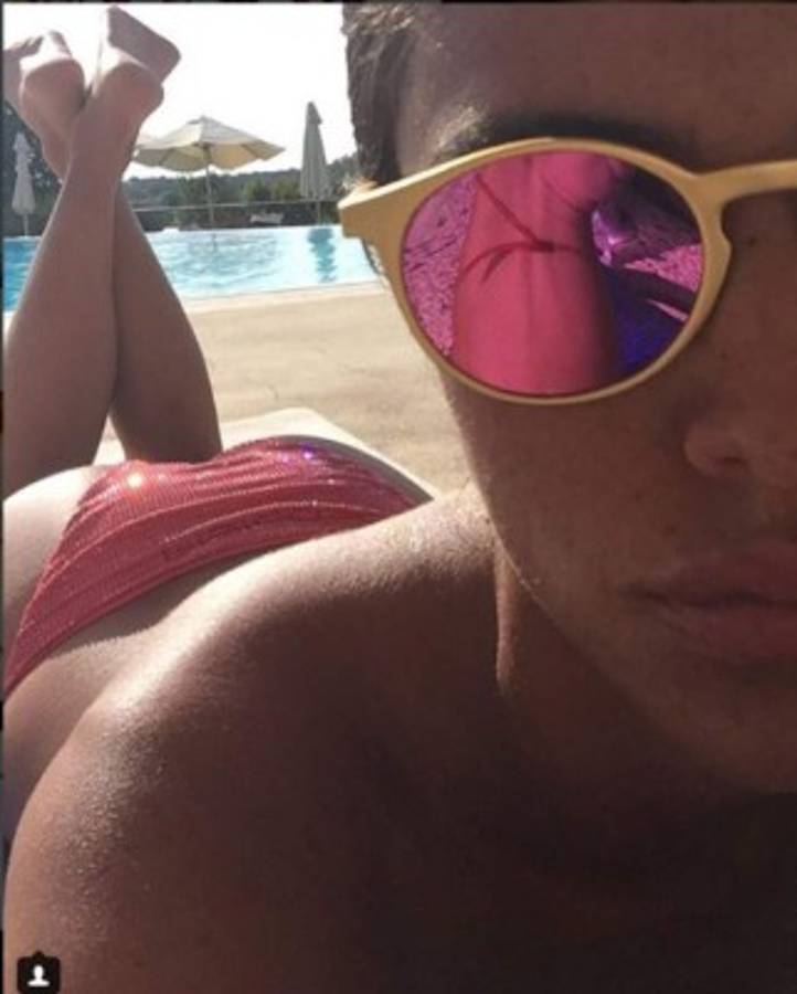 ¡22 menos! La novia de infarto de una exfutbolista francés de 51 años