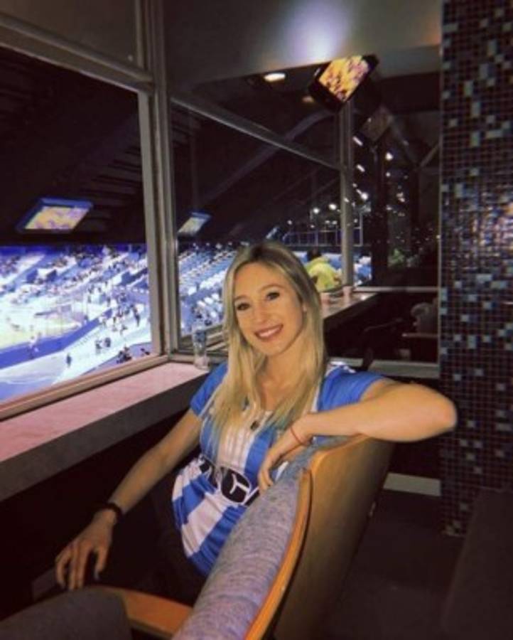 ¡De no creer! En plena celebración de Racing, hija del presidente baja, besa a jugador y oficializa noviazgo