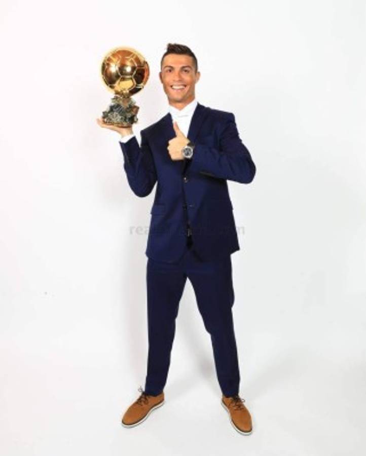 Las 12 fotos de Cristiano Ronaldo recibiendo el cuarto Balón de Oro